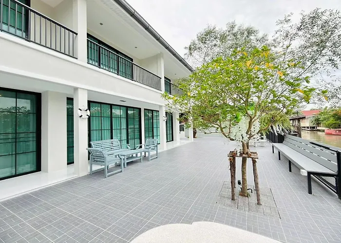 Hotel Baanrimtara Bangkok