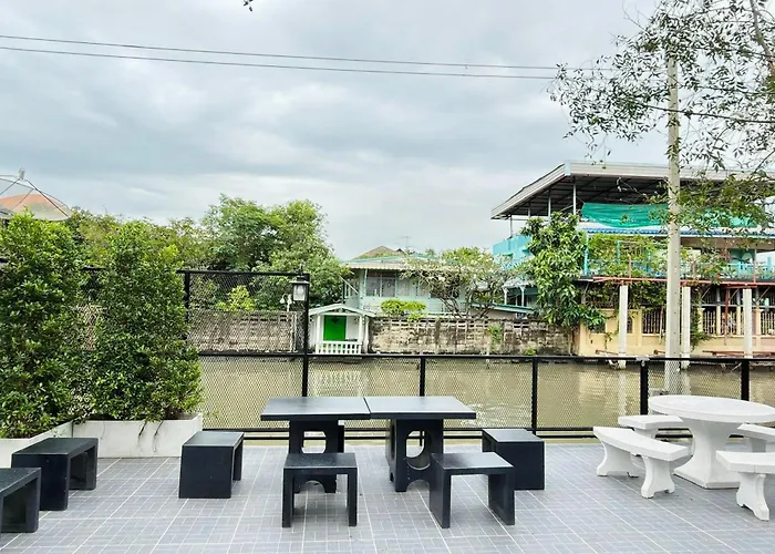 Hotel Baanrimtara Bangkok