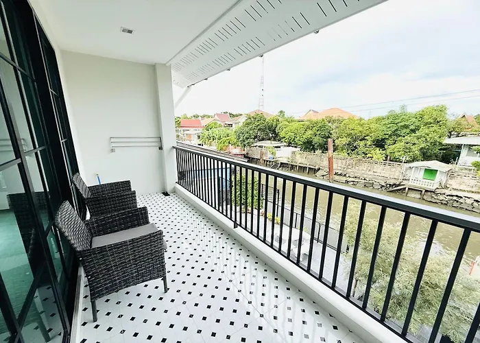 Hotel Baanrimtara Bangkok